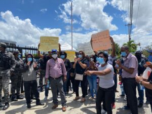 Exempleados de La Vega protestan por pago prestaciones laborales