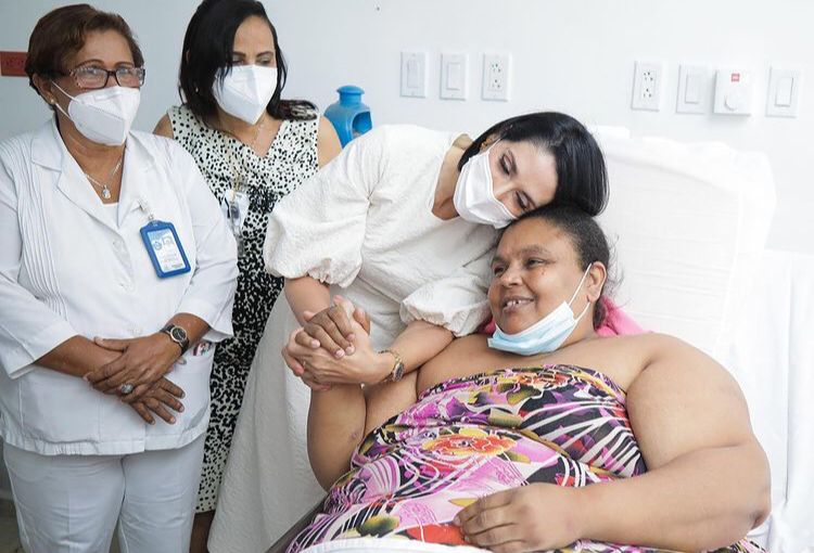 Primera dama visita a Cristina Jiménez, la mujer con casi 600 libras que necesita cirugía bariátrica