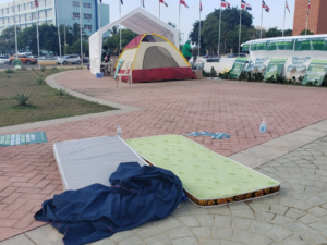 Activistas retiran campamento que montaron frente al Congreso Nacional 