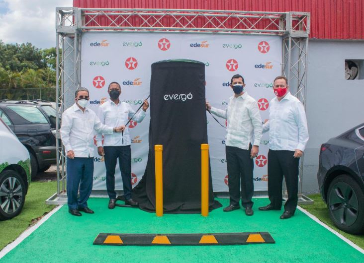 EDESUR y Evergo inauguran cargador para vehículos eléctricos en estación de combustible del DN