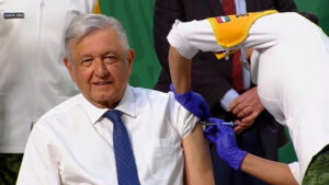 Presidente de México recibe vacuna contra el COVID-19 durante conferencia de prensa
