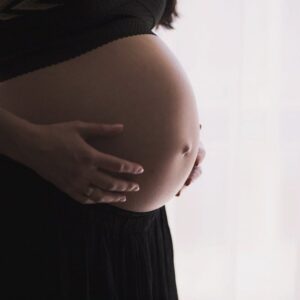 En un año, 967 embarazadas contrajeron COVID-19 en RD