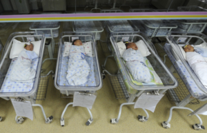 Recomiendan a China eliminar control de natalidad para mantener ventaja sobre EEUU