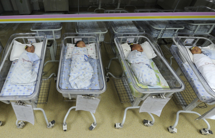 Recomiendan a China eliminar control de natalidad para mantener ventaja sobre EEUU