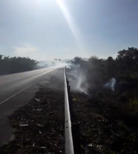 Denuncian quema de hierba en autovía Bávaro-Miches podría provocar accidente de tránsito