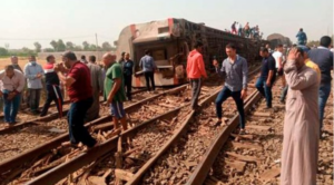 Al menos 32 muertos y unos 100 heridos tras descarrilarse un tren en Egipto