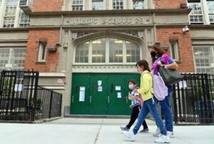 Ciudad de New York reabrirá por completo escuelas públicas en septiembre