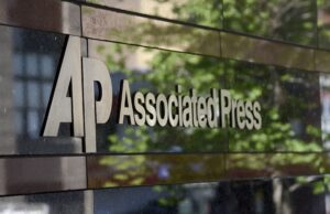 Imagen de la fachada de la agencia de noticias estadounidense Associated Press (AP) en su sede de Nueva York. EFE/Andrew Gombert/Archivo