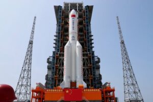 Cohete chino fuera de control se aproxima a la Tierra sin saber dónde impactará