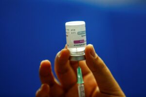 El Salvador recibió este sábado un lote de 204.000 dosis de la vacuna contra el coronavirus SARS-CoV-2 de la farmacéutica AstraZeneca, compradas por el Gobierno de Nayib Bukele, con lo que suma 2.695.080 dosis. EFE/EPA/AHMAD YUSNI/Archivo