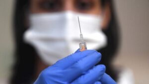 EE.UU. reasignará las vacunas de COVID a estados con mayor interés