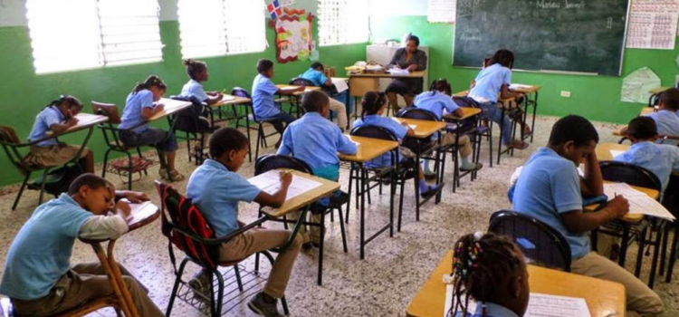 Educación autoriza abrir aulas en todo el país menos en GSD y San Cristóbal