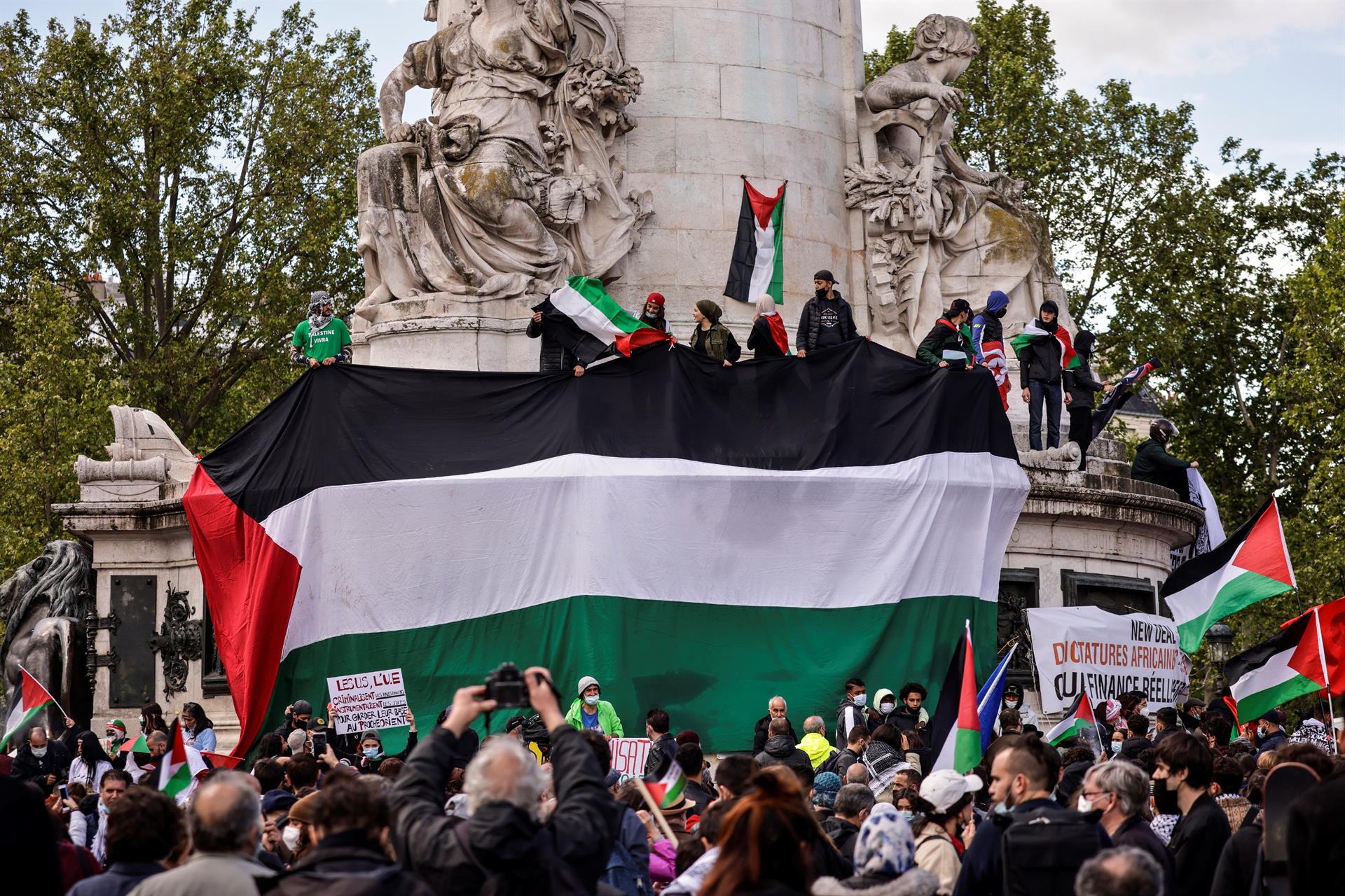 Manifestación en París en apoyo de los palestinos con eslóganes contra Israel