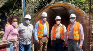 Ministro de Energía inspecciona minas de larimar y carbonato de calcio en Bahoruco