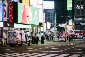 Dos mujeres y una niña fueron atacadas con disparos este sábado en Times Square, en Nueva York, donde se vivieron momentos de tensión y la policía local ha desalojado parcialmente la plaza mientras busca al autor del hecho. EFE/EPA/Alba Vigaray