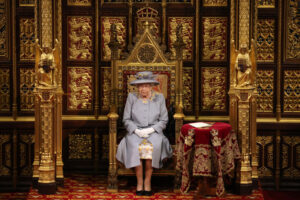 Sola en el trono: El duro cambio que notó la reina Isabel en su visita al parlamento