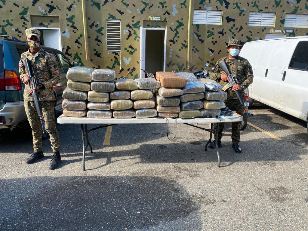 CESFRONT incauta 63 pacas de marihuana a encargado de la DNCD en Elías Piña