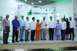 COOPSANO reconoce al exdirector ejecutivo de AIRAC Virginio Rafael Gerardo