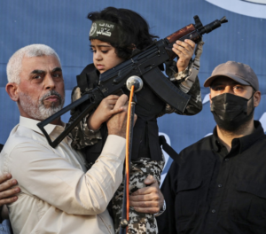 Ejército israelí publica un video del líder de Hamás posando con un niño armado