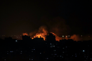 El Ejército israelí bombardea Gaza desde tierra y aire