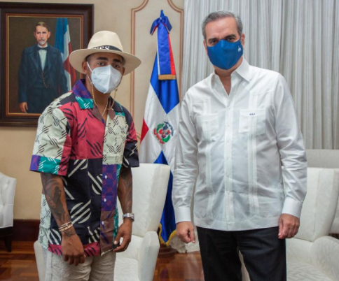 Presidente Luis Abinader se reúne con cantante urbano Ozuna en el Palacio Nacional