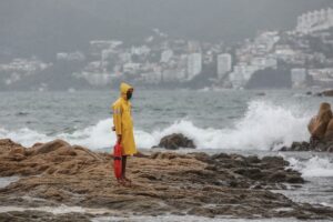 Un salvavidas vigila la playa por el paso de la tormenta tropical Enrique, en Acapulco, Guerrero (México). EFE/David Guzmán/Archivo