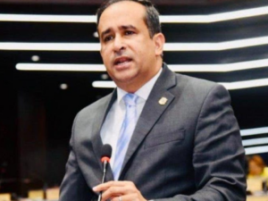Abogado, legislador y miembro del Comité Político del Partido de la Liberación Dominicana Víctor Suárez