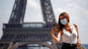 Francia pone fin al uso de mascarilla al aire libre; levantará toque de queda