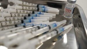 Se agudiza debate tras anuncio aplicación tercera dosis vacuna anti-COVID