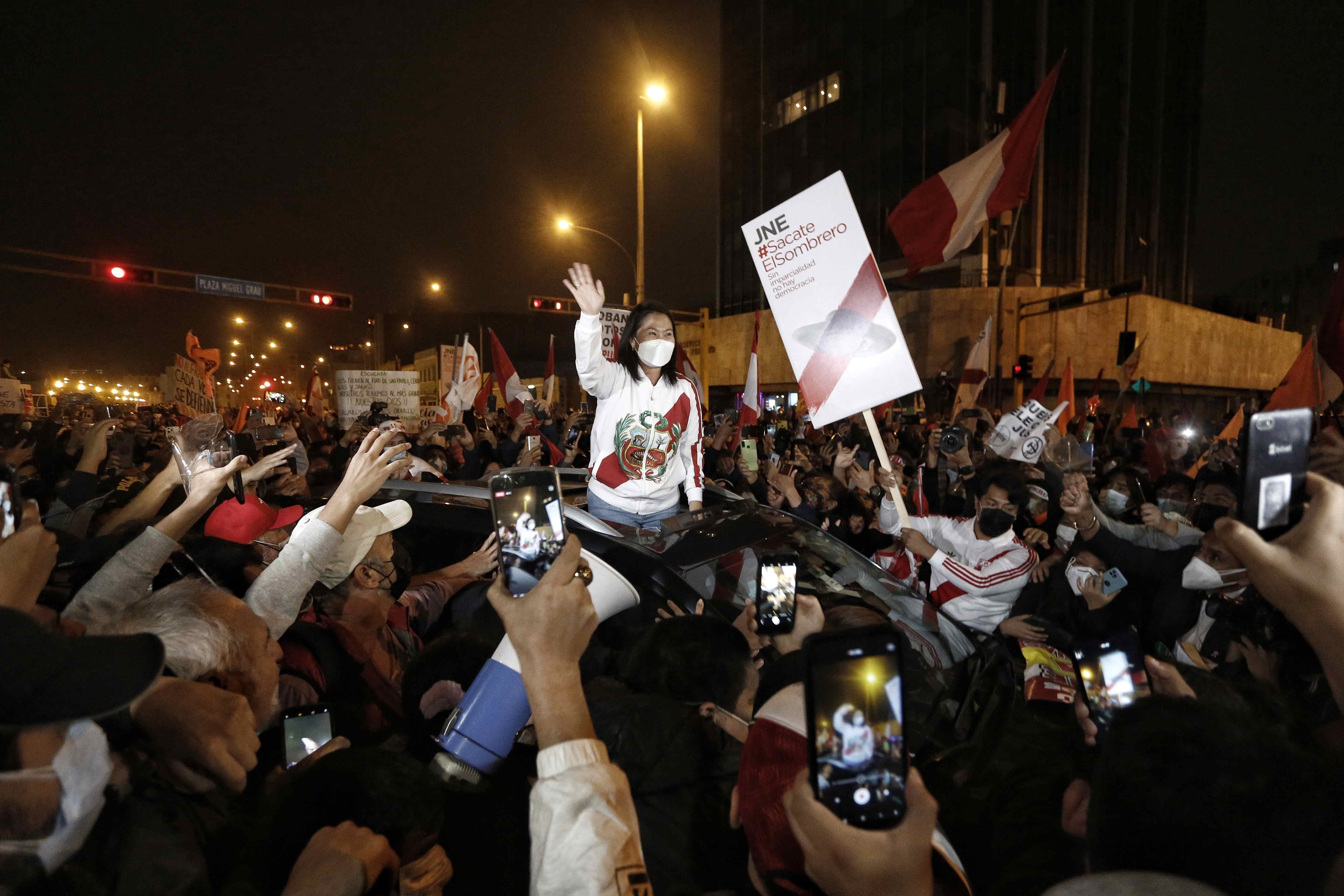 Fujimori lidera un mitin de protesta por "fraude" con miles de seguidores