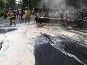 Al menos un muerto tras incendiarse camión de combustible en autopista Duarte