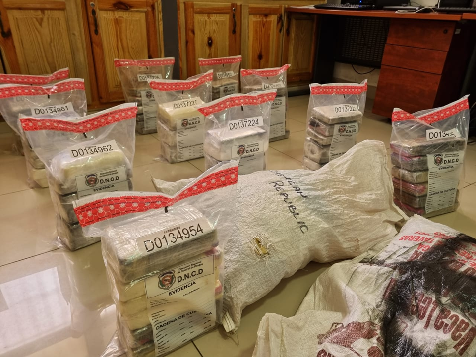 Ocupan 66 paquetes de presunta cocaína en finca de Samaná