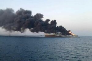 Se incendia y se hunde el barco más grande de la Armada de Irán