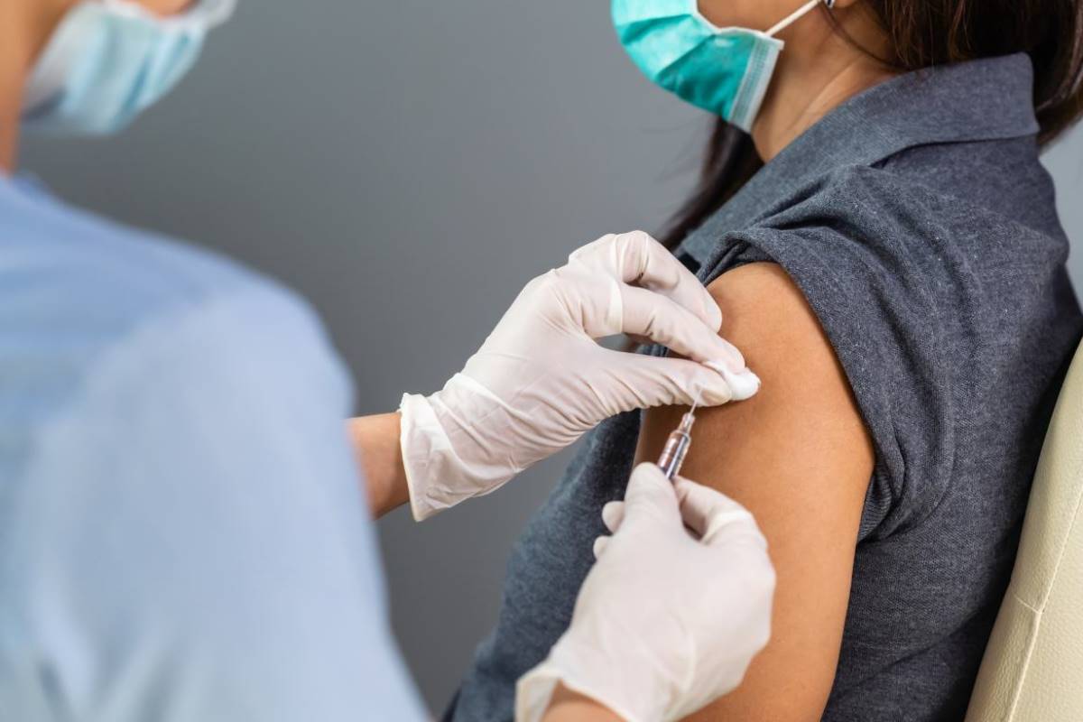 Recomienda a población aplicarse tercera dosis de vacuna antiCOVID