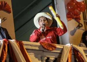 El candidato a la Presidencia de Perú Pedro Castillo, del partido Perú Libre, habla desde un balcón ante cientos de sus simpatizantes durante el cierre de su campaña el 3 de junio de 2021 en Lima (Perú). EFE/ Stringer
