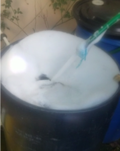Denuncian sector Cambelén en Higüey recibe agua contaminada, con hedor y espumas