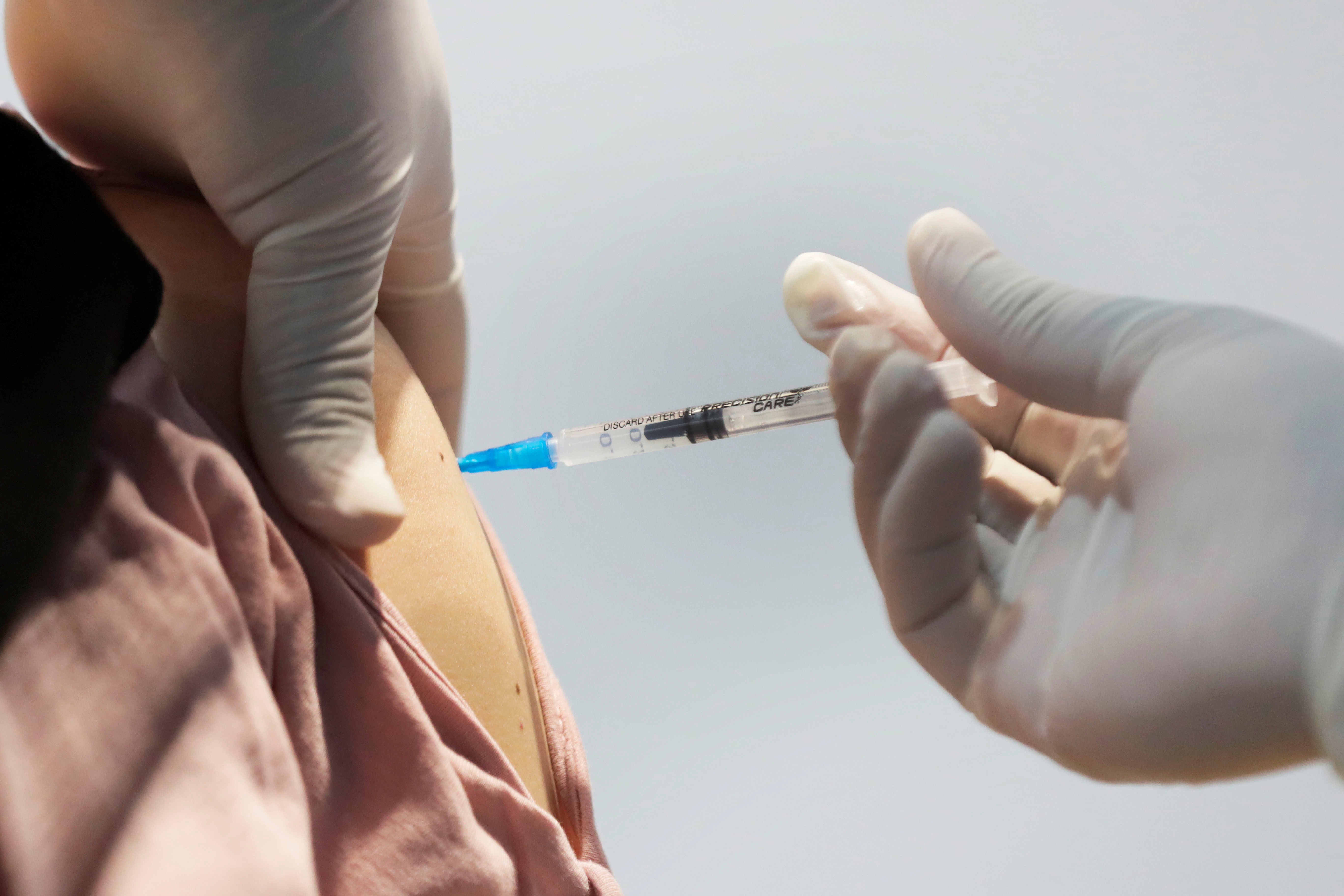 Una persona recibe una vacuna contra la COVID-19.