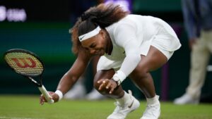 La estadounidense Serena Williams se despide de Wimbledom por lesión en rodilla al resbalar luego de una saque en el primer set.