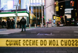 La ciudad de Nueva York, donde se han disparado los tiroteos y otras formas de violencia en los últimos meses, refleja el aumento del crimen en EEUU.