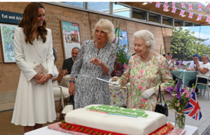 Reina Isabel insiste en cortar un gran pastel con una espada en evento del G7