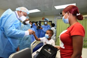 Ministro de Educación visita a niños con cáncer hospital Robert Reid Cabral