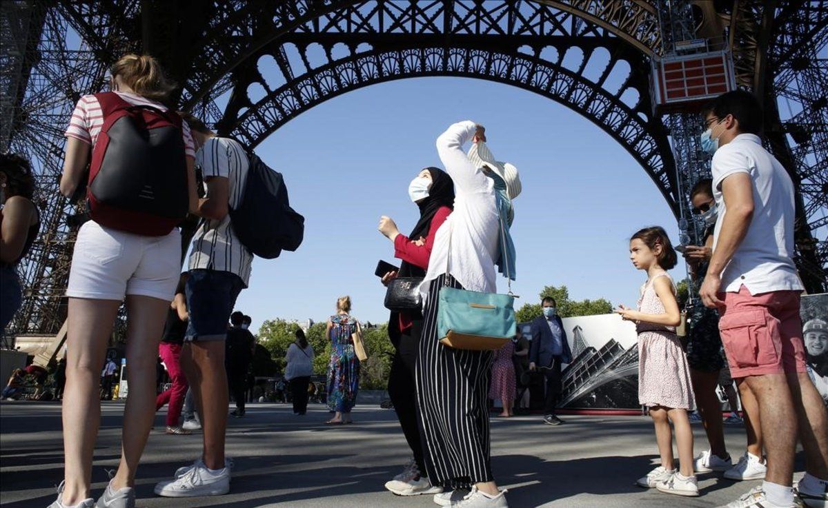 La Torre Eiffel reabre sus puertas a los turistas tras pasar ocho meses cerrada