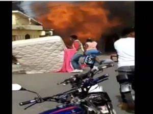 Voraz incendio destruye tres viviendas en Monte Plata 