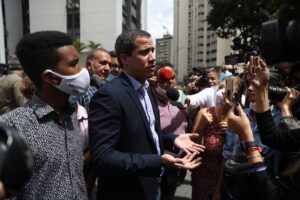 Guaidó aparece en la puerta de su casa tras denuncia posible detención