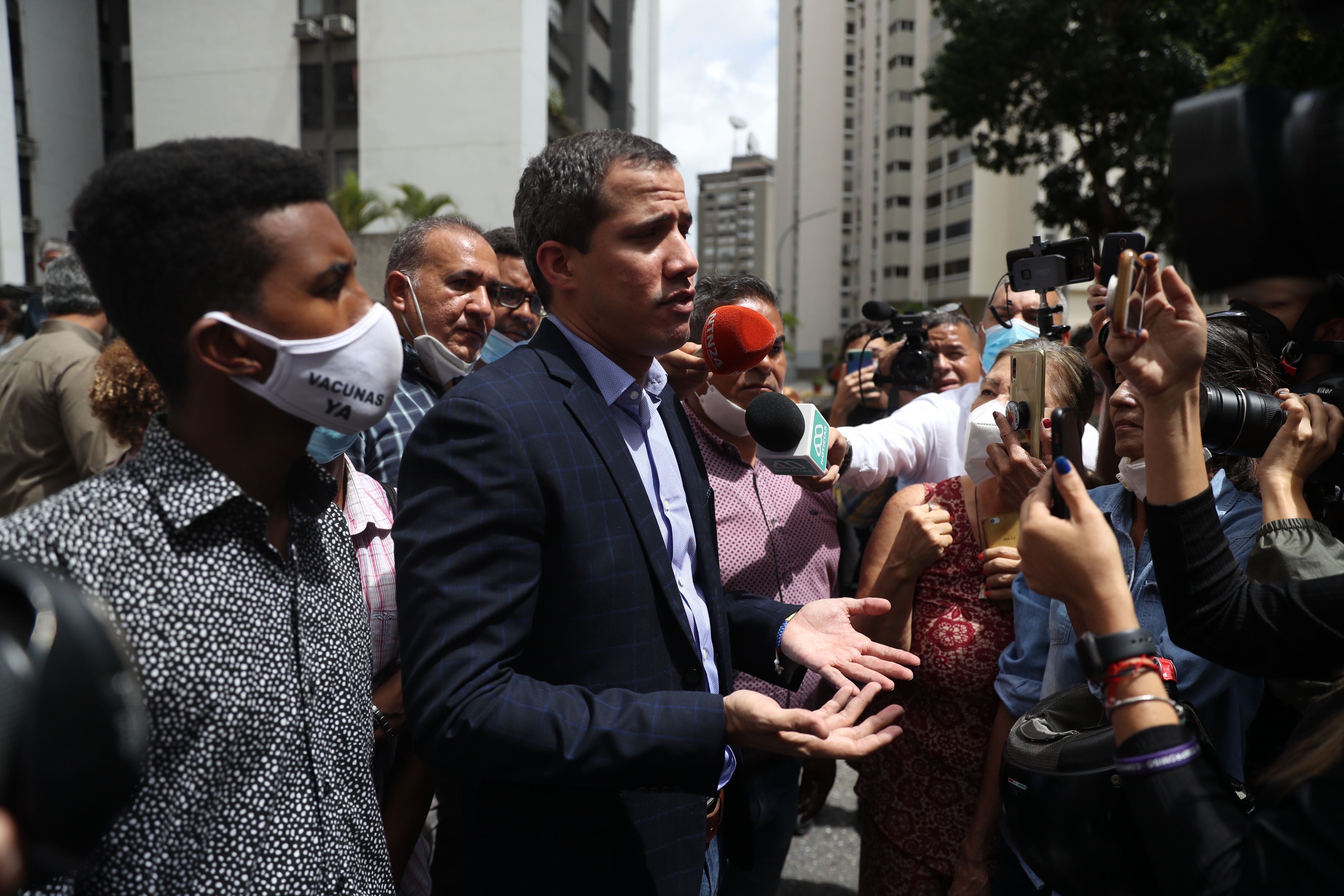 Guaidó aparece en la puerta de su casa tras denuncia posible detención