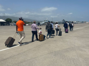 Fuerza Aérea moviliza a diplomáticos desde Haití a RD