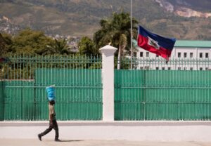 La bandera nacional haitiana ondea a media asta en el Palacio Nacional, hoy, en Puerto Príncipe (Haití). EFE/ Orlando Barría
