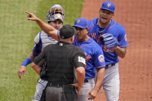 El piloto de los Mets de Nueva York, Luis Rojas, fue suspendido el lunes dos encuentros y que lo multado por discutir excesivamente con los umpires