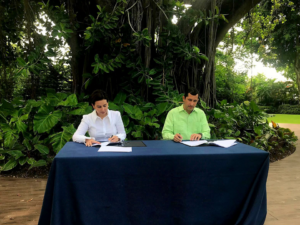 Firman acuerdo para impulsar movilidad eléctrica en la Ciudad Colonial