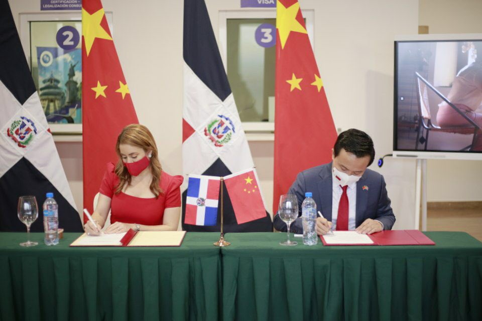 Supérate y Embajada China estrechan lazos de cooperación en beneficio de Manos Dominicanas
